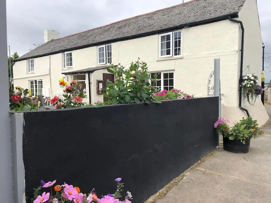 New Farm , For Large Groups Nr Barry And Beaches Porthkerry Holiday home